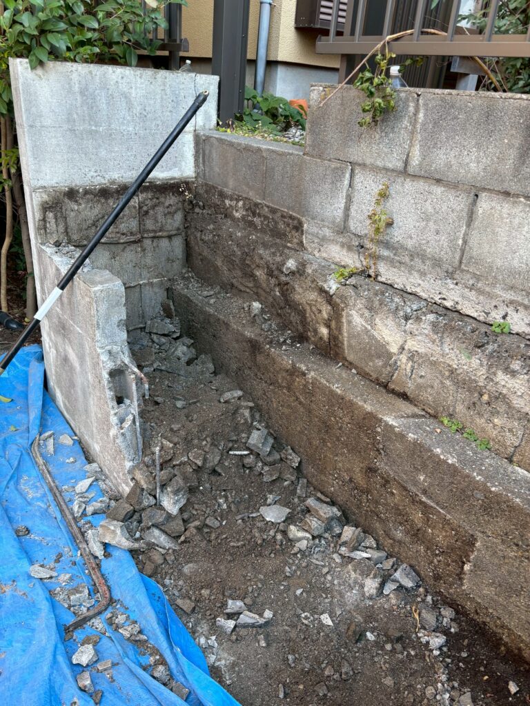 階段を撤去し、周囲にコンクリートの破片が散らばっている。