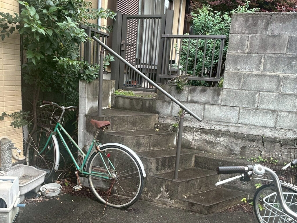 一軒家にコンクリートの階段がついている