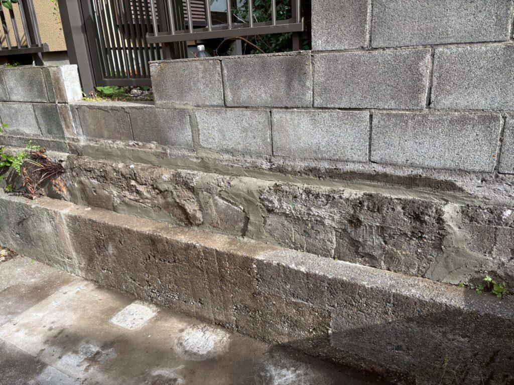 壁のコンクリートのひび割れが補修され、きれいに整えられている。