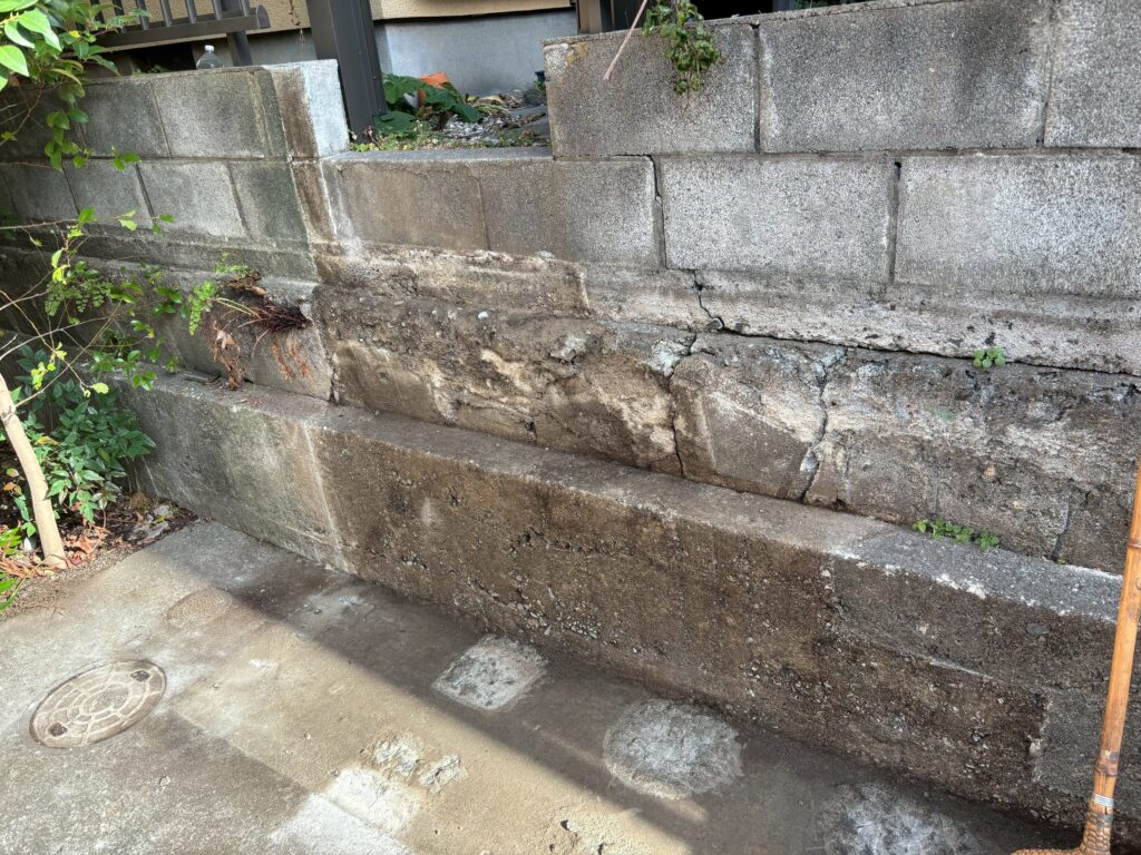 コンクリートの破片がきれいに片づけられた様子。壁のコンクリートは若干ひび割れが見られる。