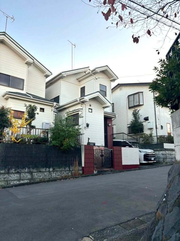 白い一戸建て。斜めから見た写真。