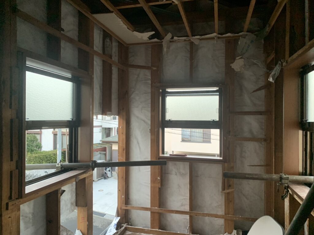 建物の内部。壁がなく木枠だけになった状態。