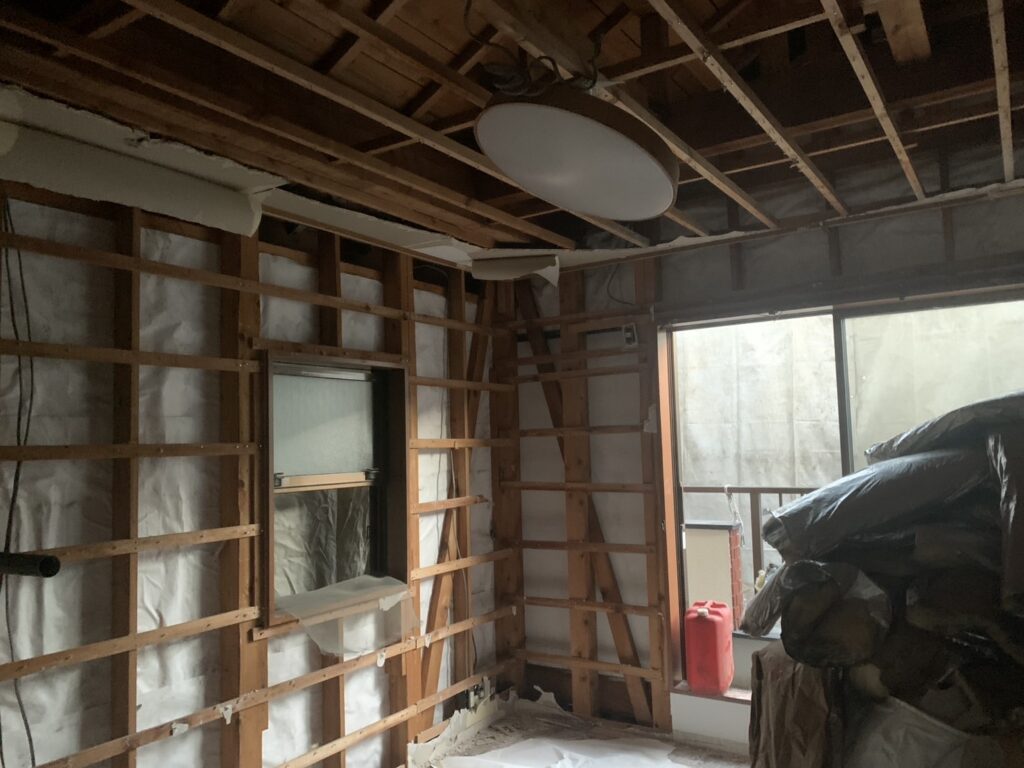 建物の内部。壁がなく木枠だけになった状態。