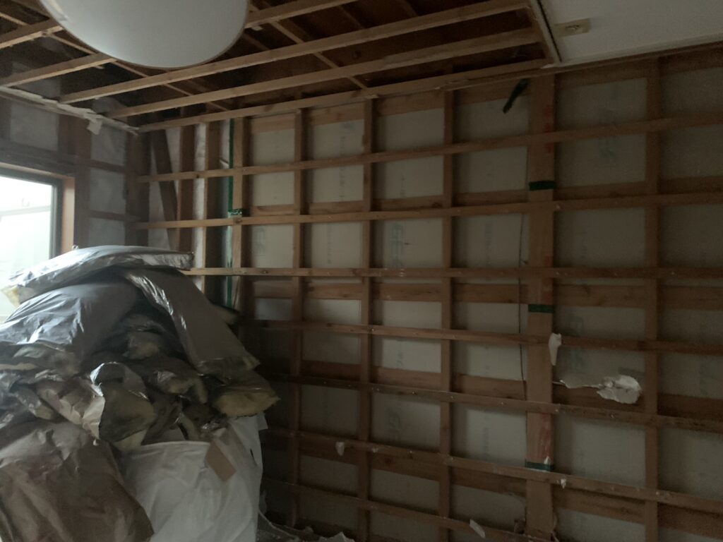 建物の内部。壁がなく木枠だけになった状態。