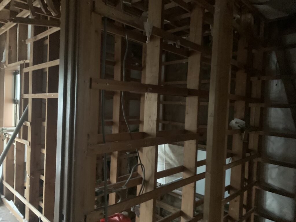 建物の内部。壁がなく木枠だけになった状態。