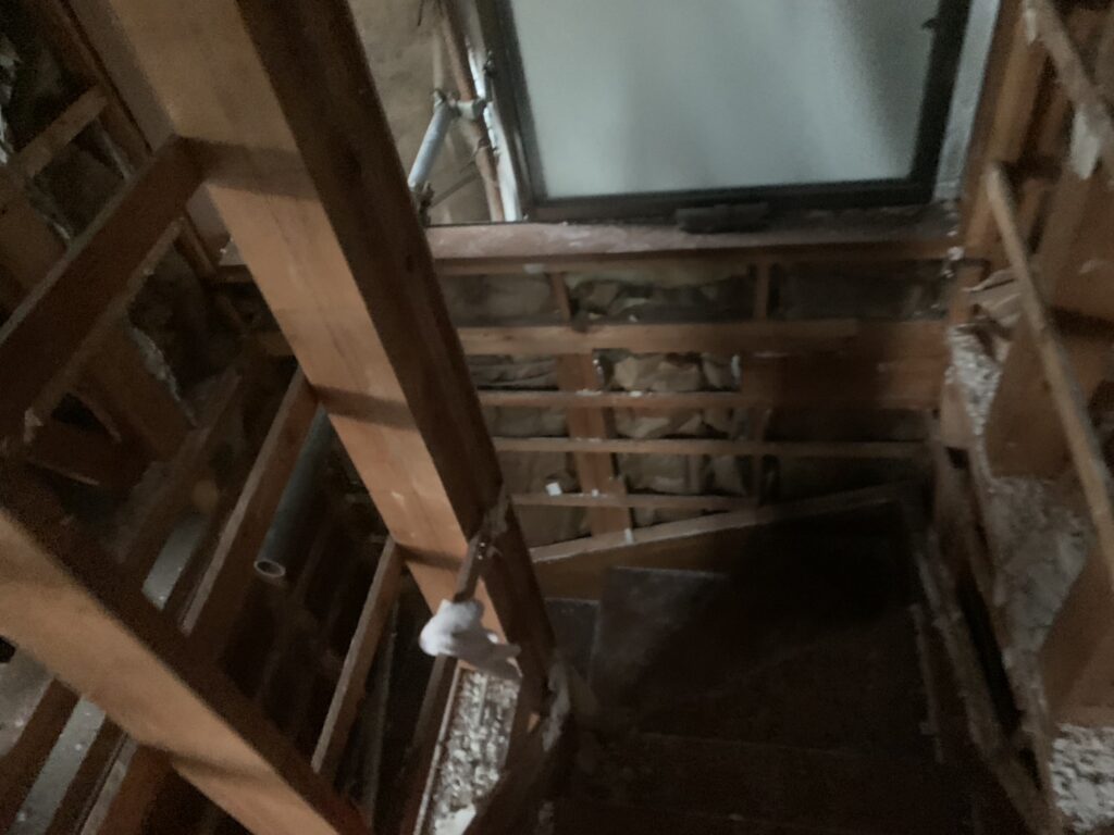 建物の内部。壁がなく木枠だけになった状態。