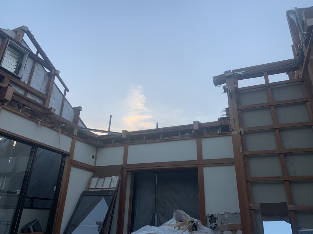 屋根が取り払われ、家から空が見える状態。