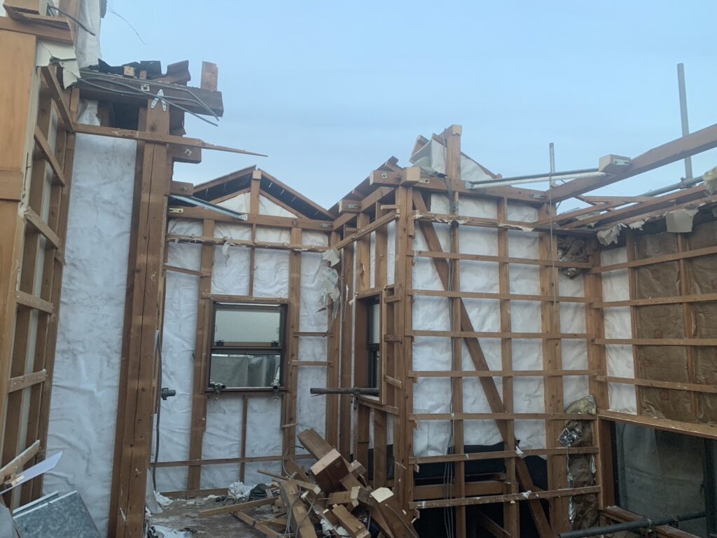 屋根が取り払われ、家から空が見える状態。