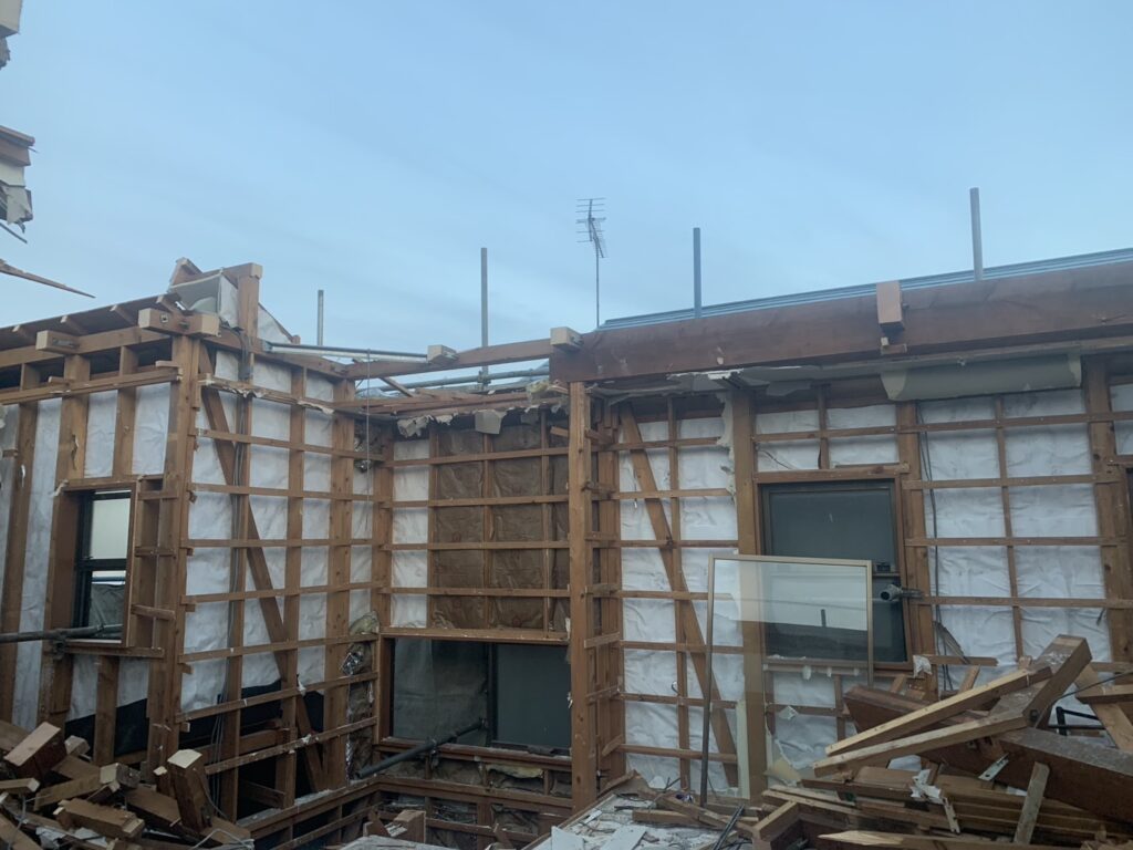 屋根が取り払われ、家から空が見える状態。