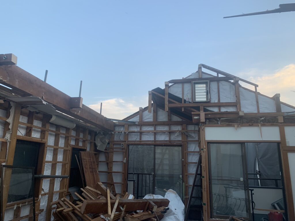 屋根が取り払われ、家から空が見える状態。
