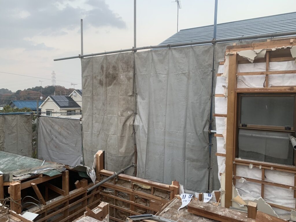 屋根が取り払われ、家から空が見える状態。