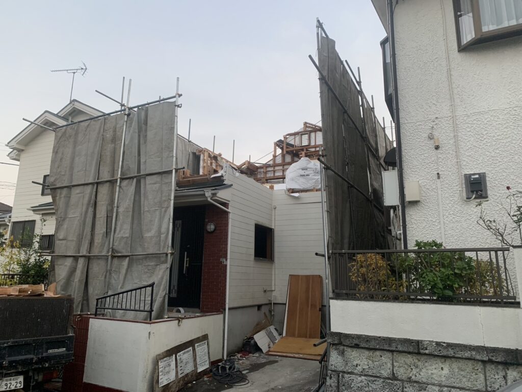 家を外から見た様子。2階部分がなくなった。