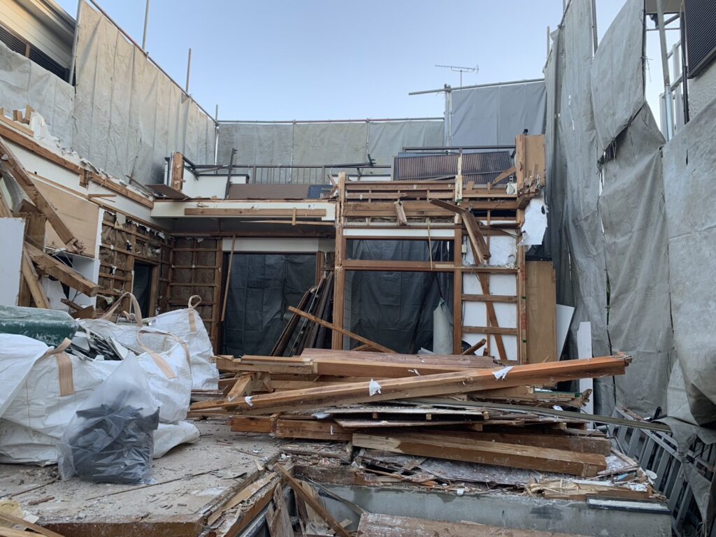 1階部分を解体している様子