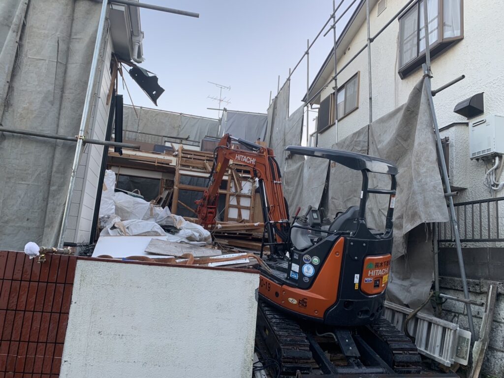 1階部分を重機で解体している様子