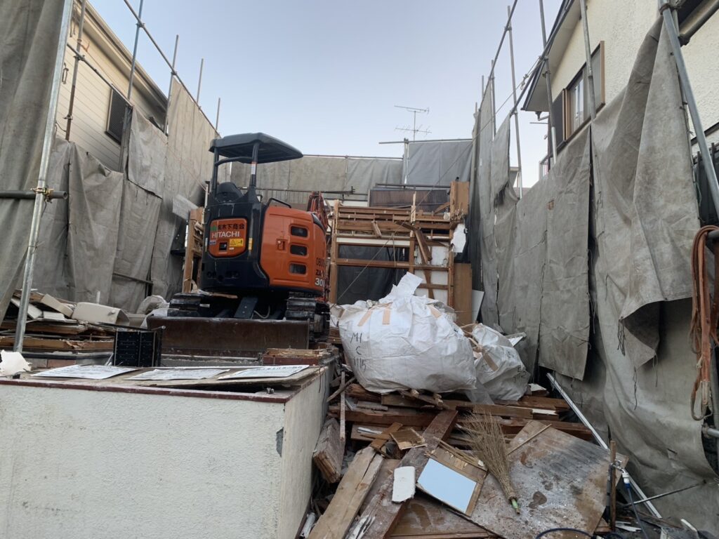 1階部分を重機で解体している様子