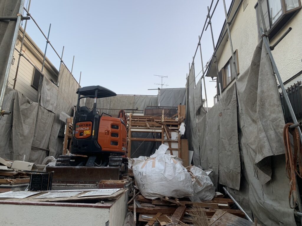 1階部分を重機で解体している様子