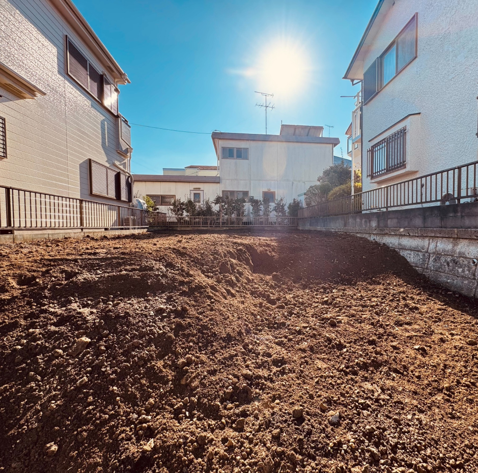 解体後の写真。建物はなく土が見える。