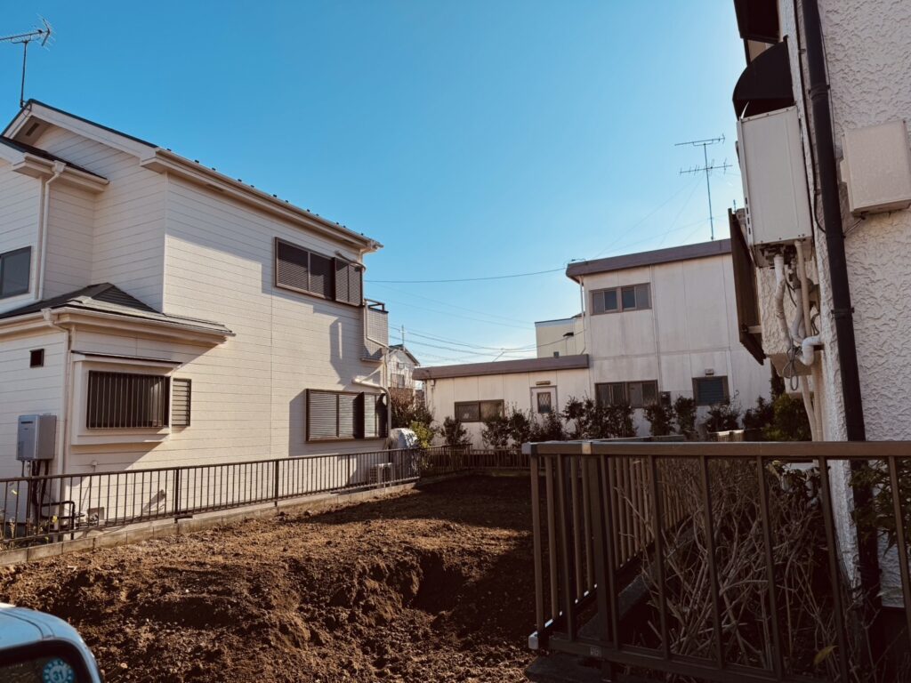 建物の解体が完了し、土が見える状態。