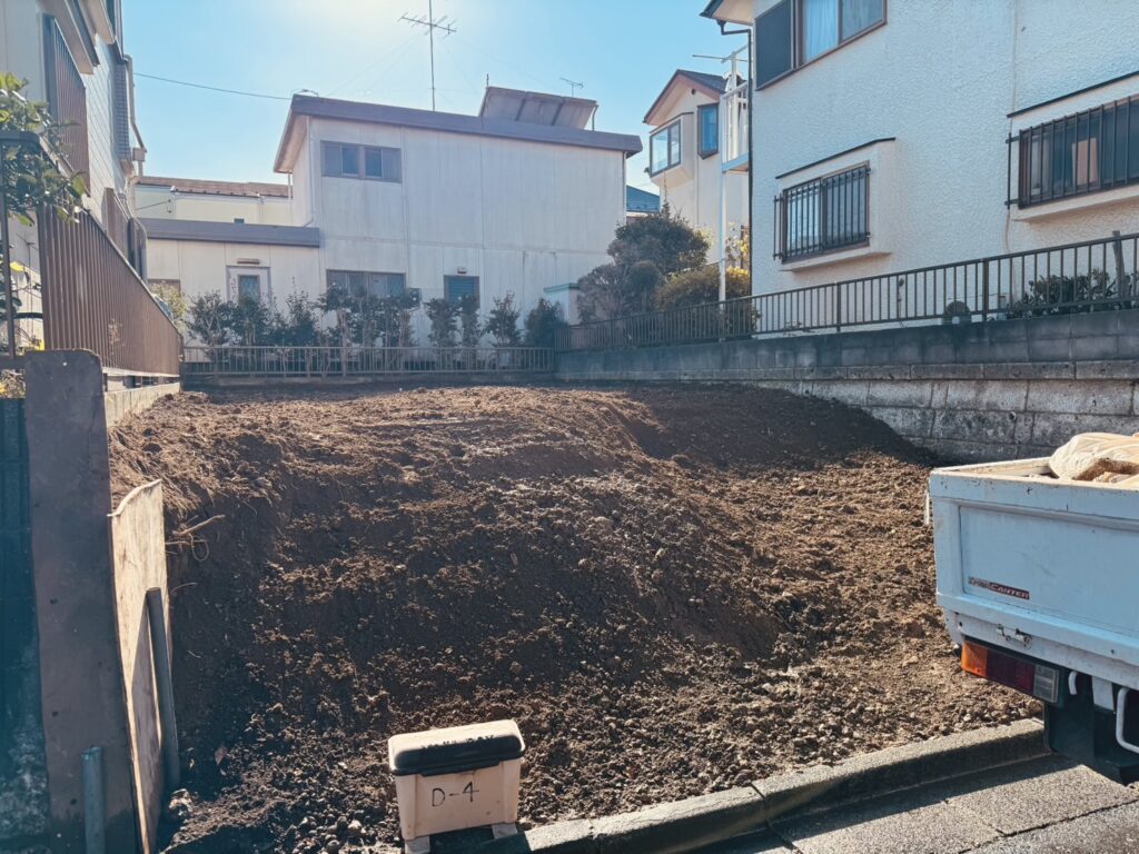 建物の解体が完了し、土が見える状態。