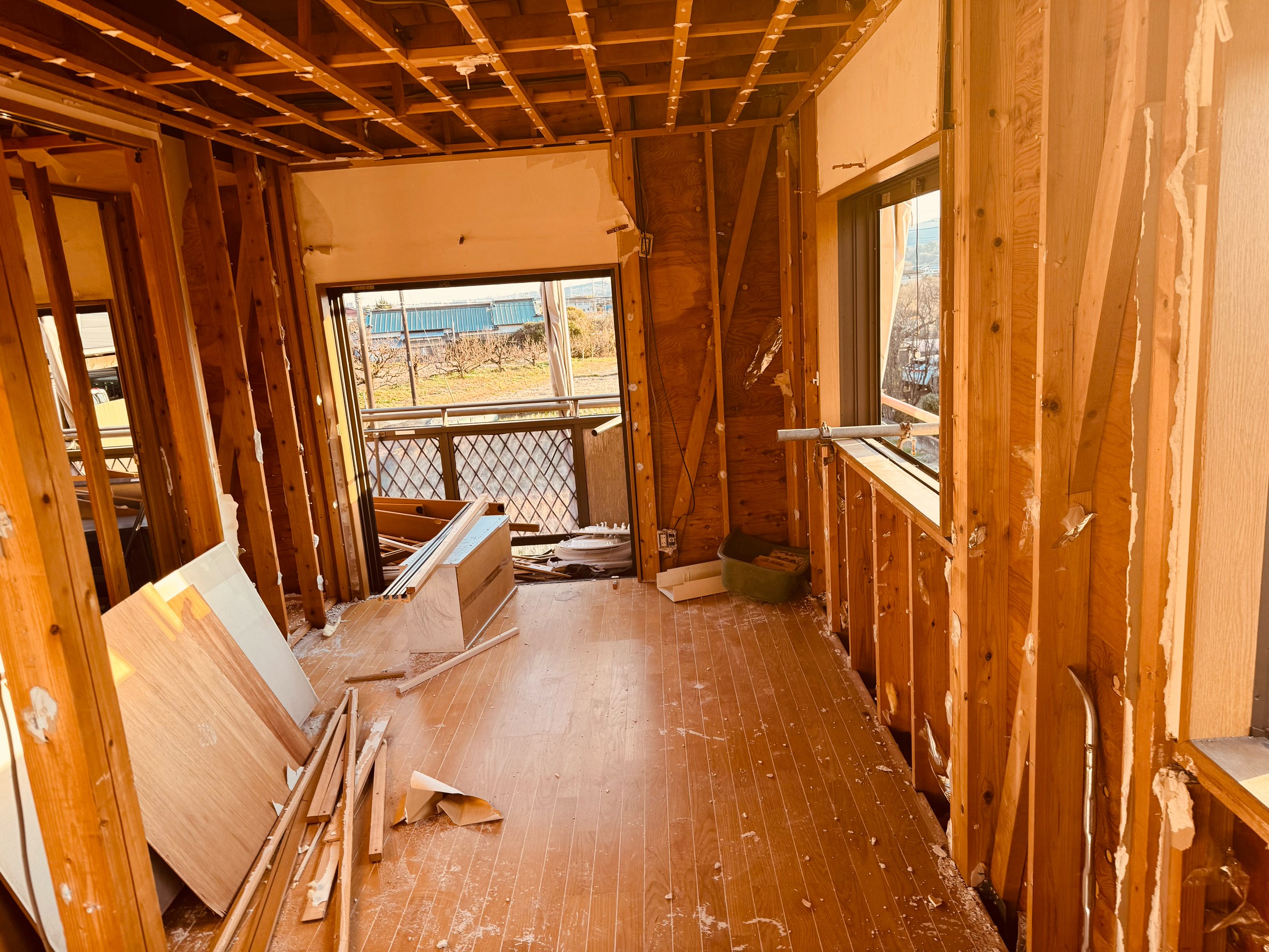 建物の内部。壁がなく木枠だけになった状態。