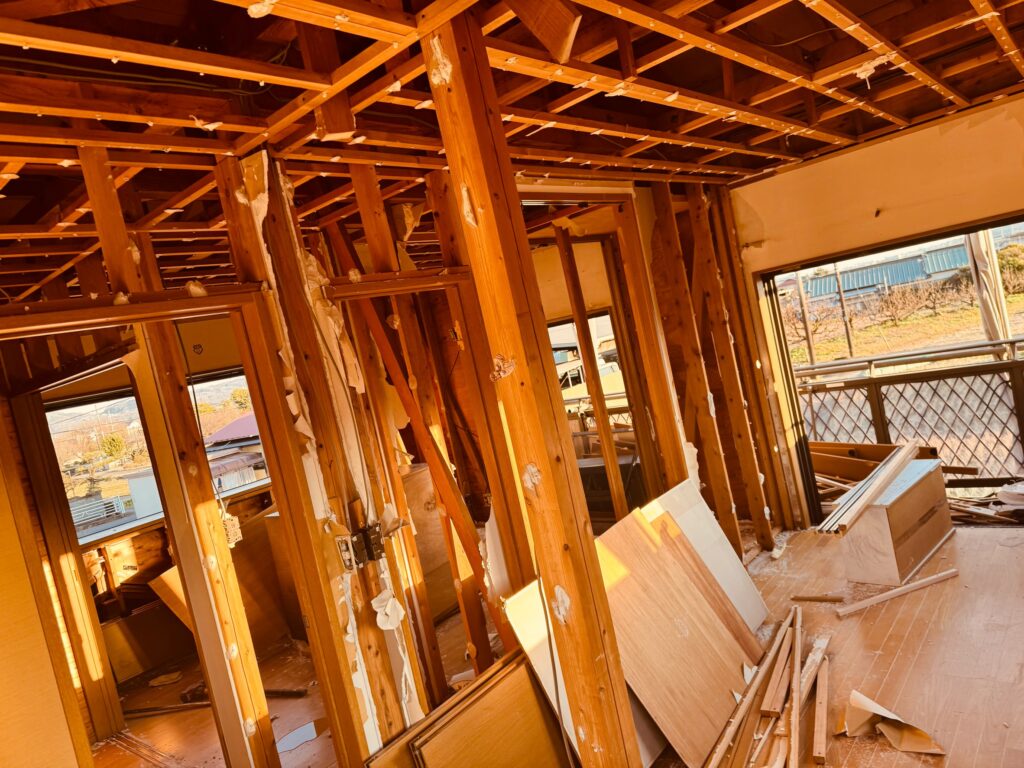 建物の内部。壁がなく木枠だけになった状態。