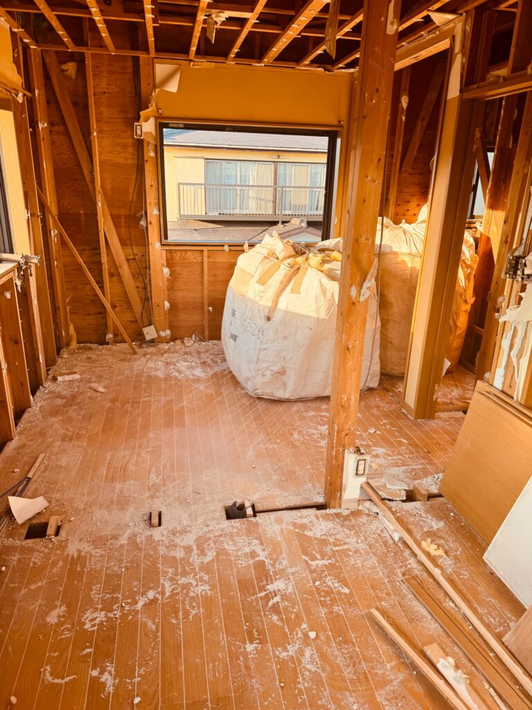 建物の内部。壁がなく木枠だけになった状態。