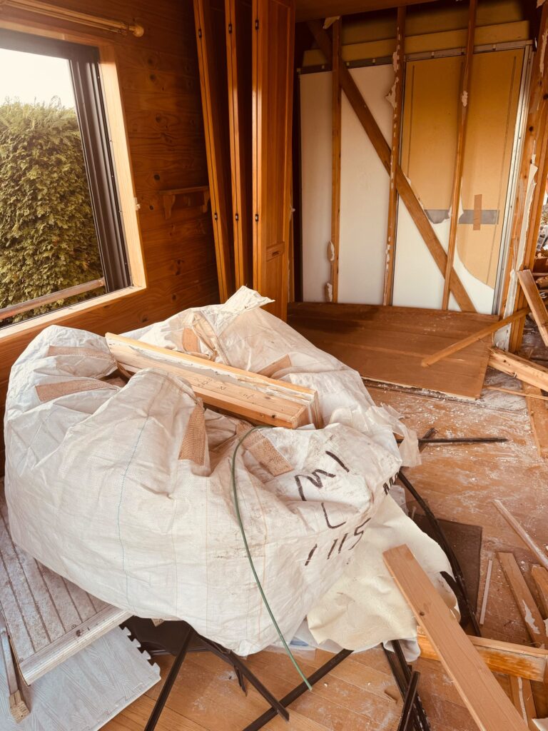 建物の内部。壁がなく木枠だけになった状態。