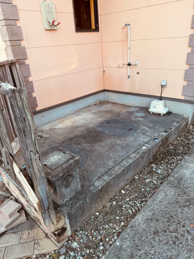 建物外部のマンホールと外壁