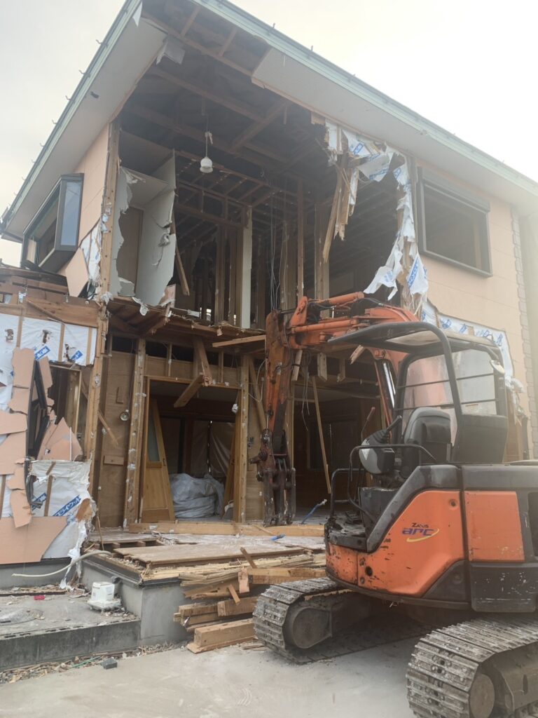 クレーン車で木造住宅の外壁を解体