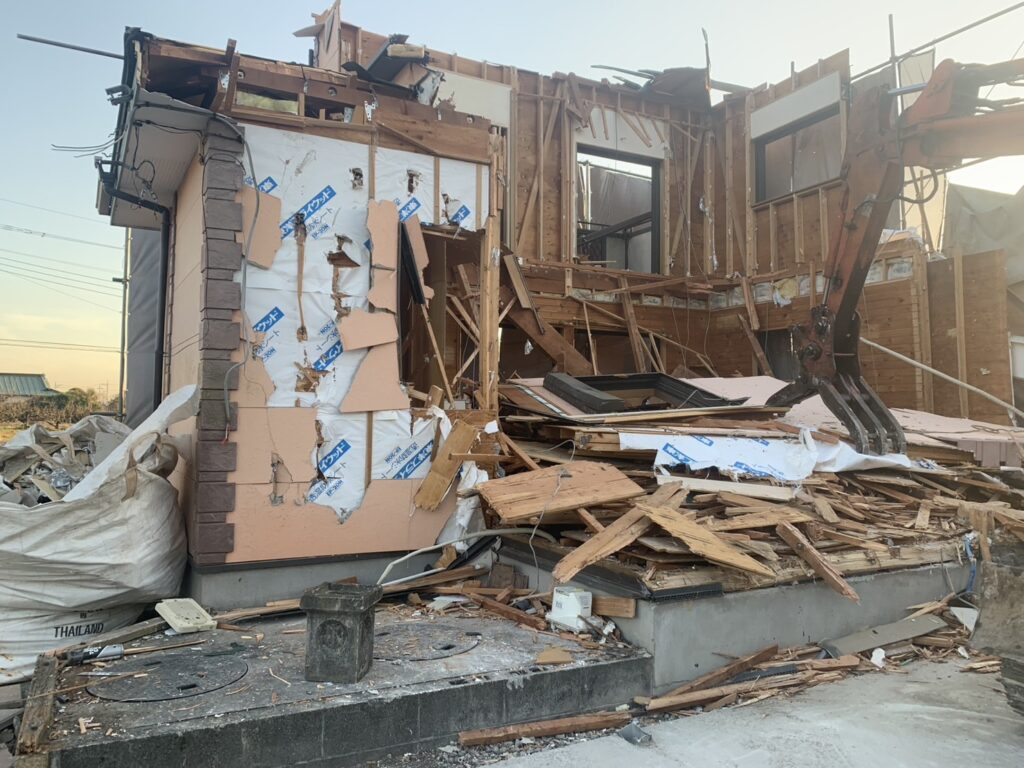 クレーン車で木造住宅の外壁を解体