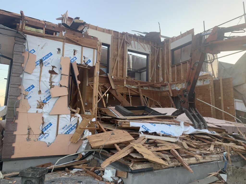 クレーン車で木造住宅の外壁を解体