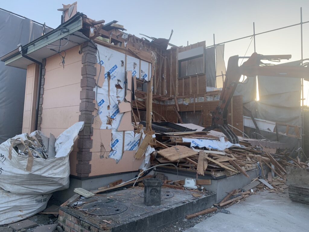 クレーン車で木造住宅の外壁を解体