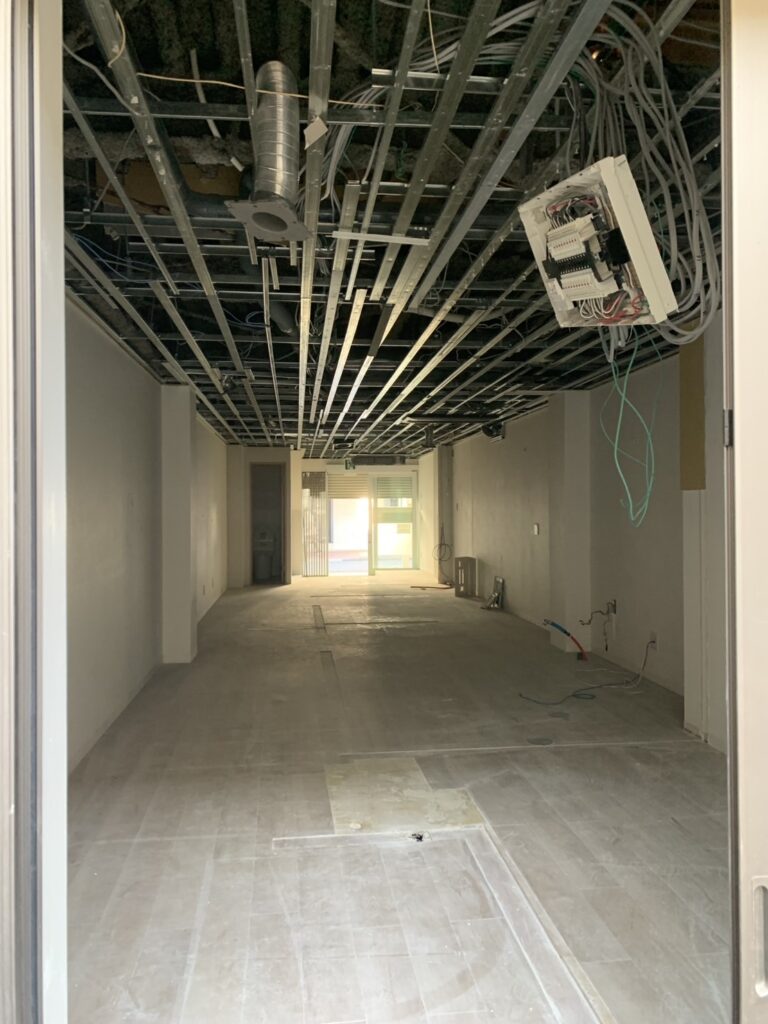 工事の途中経過①。天井のボードがなくなり、配線がたくさん見える。