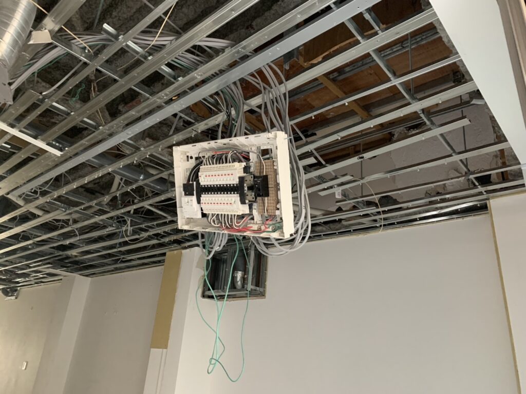 工事の途中経過②。天井からぶら下がった配電盤のようなもの。