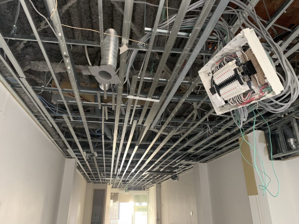 工事の途中経過③。天井からぶら下がっている様々なもの。