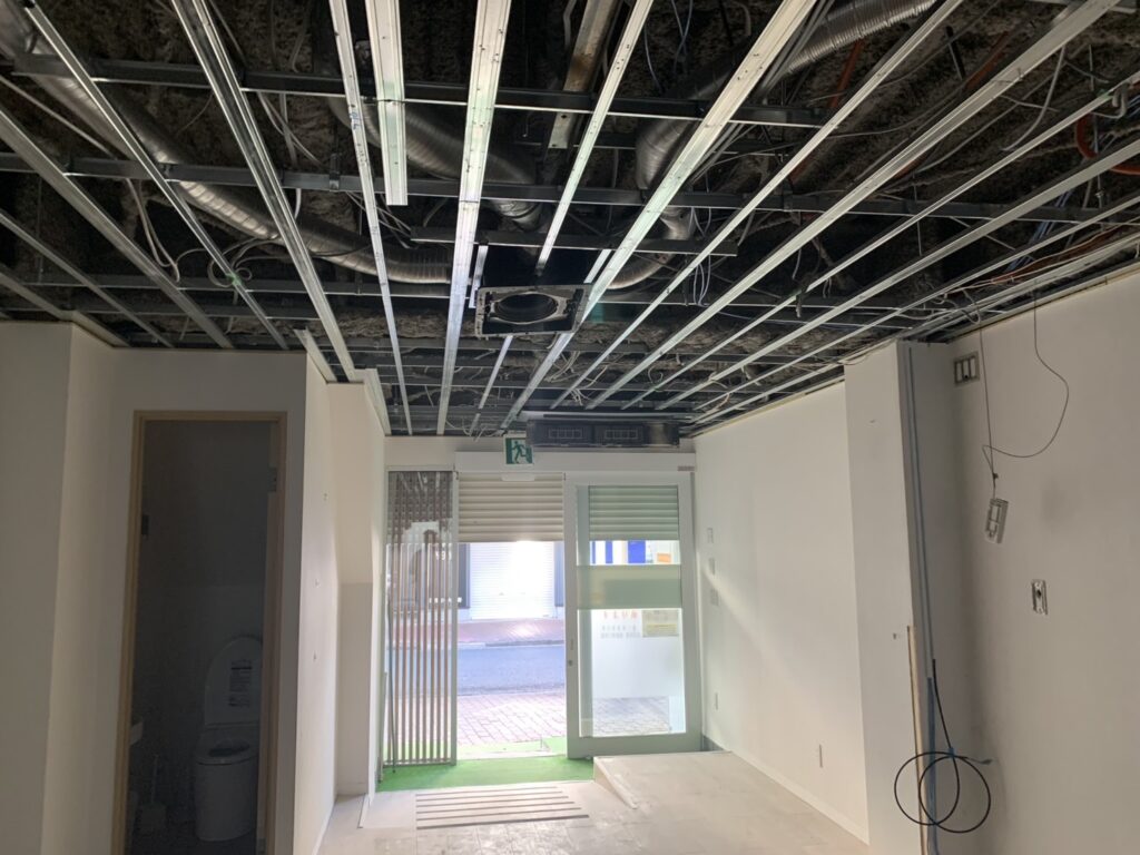 工事の途中経過⑤。入口付近の様子。天井がすっきりしている。