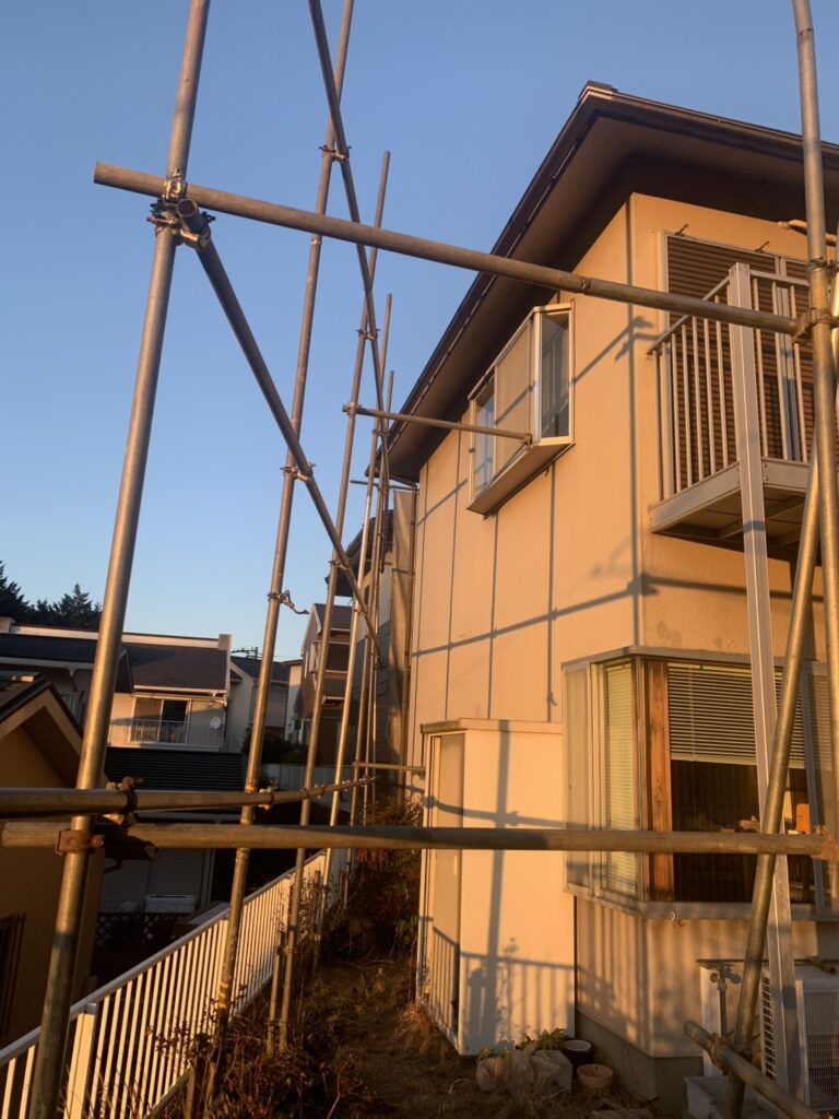 足場が組まれた様子