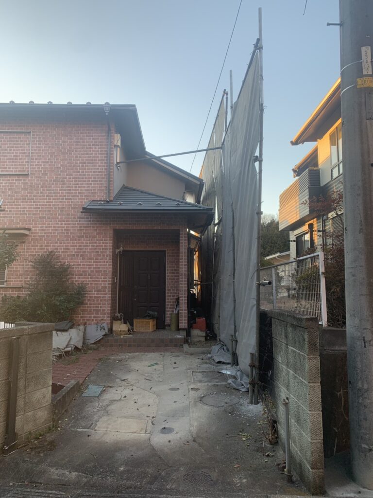 赤い建物の外観