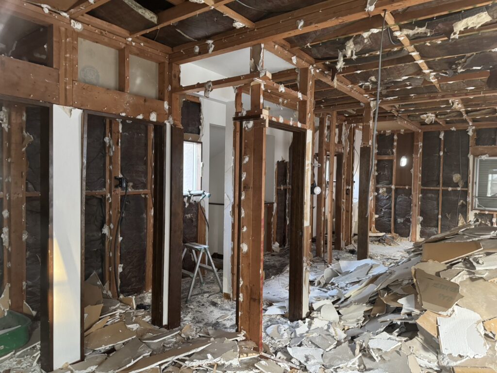 室内を解体して柱がむき出しになっている様子